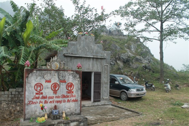 Tương truyền, Vũ Duệ đã nhảy xuống cửa biển Thần Phù để tử tiết. Tương truyền, Vũ Duệ đã nhảy xuống cửa biển Thần Phù để tử tiết.