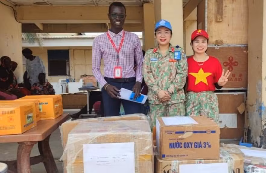 BVDC cấp 1 tặng vật tư y tế cho bệnh viện Abyei. Ảnh: Đội Công binh số 1 Cục Gìn giữ hòa bình Việt Nam cung cấp