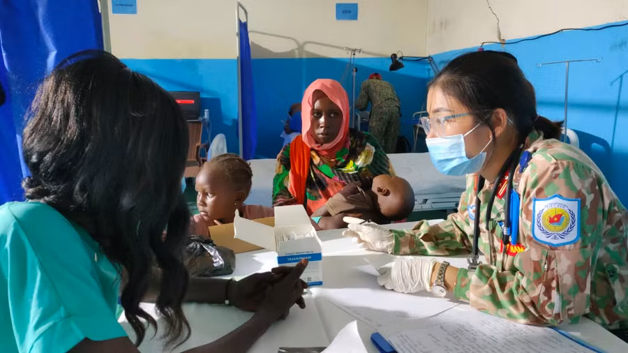 Bác sĩ Nguyễn Thị Hồng Quyên - Giám đốc BVDC cấp 1 khám bệnh cho trẻ em Abyei. Ảnh: Đội Công binh số 1 Cục Gìn giữ hòa bình Việt Nam cung cấp