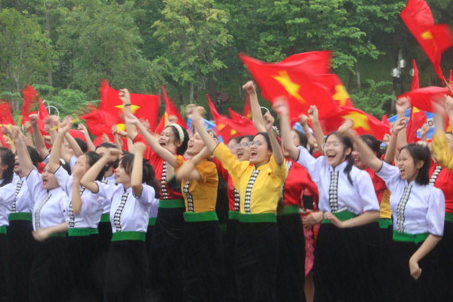 Học sinh Trường THPT Chuyên Sơn La mặc áo cóm và cầm cờ Tổ quốc reo hò, cổ vũ Anh Đức. Học sinh Trường THPT Chuyên Sơn La mặc áo cóm và cầm cờ Tổ quốc reo hò, cổ vũ Anh Đức.