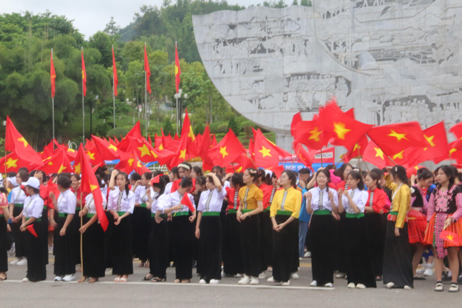 Các em học sinh mặc áo truyền thống dân tộc đến cổ vũ Bùi Anh Đức tại Quảng trường Tây Bắc. Các em học sinh mặc áo truyền thống dân tộc đến cổ vũ Bùi Anh Đức tại Quảng trường Tây Bắc.