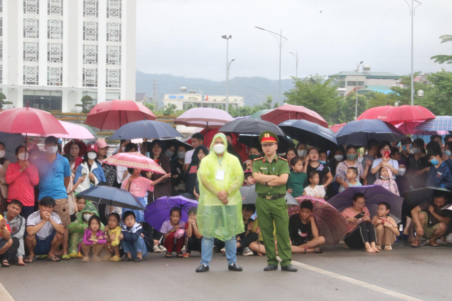 Lực lượng Công an được điều động giữ an ninh trật tự. Lực lượng Công an được điều động giữ an ninh trật tự.