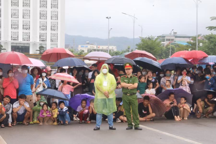 Lực lượng Công an được điều động giữ an ninh trật tự.