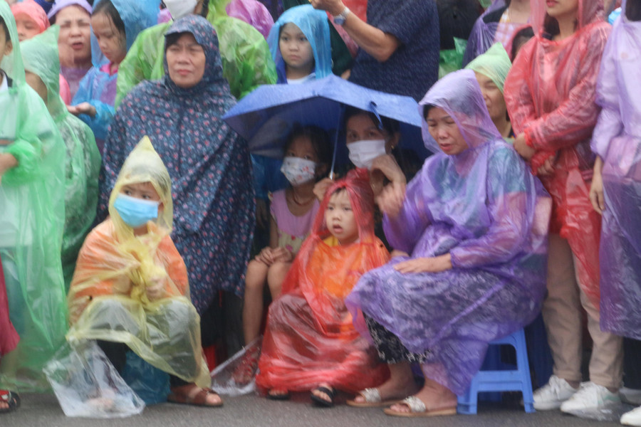 Bà Nguyễn Thị Hoa, phường Quyết Thắng, TP. Sơn La cho biết: "Tôi đưa cháu trai đến xem cuộc thi Olympia từ sáng sớm. Hôm nay thời tiết mưa quá, nên tôi phải mua áo mưa cho 2 bà cháu để cổ vũ cho Anh Đức. Thấy Sơn La mình có 1 thí sinh tham dự tại trận Chung kết Olympia tôi rất tự hào". Bà Nguyễn Thị Hoa, phường Quyết Thắng, TP. Sơn La cho biết: "Tôi đưa cháu trai đến xem cuộc thi Olympia từ sáng sớm. Hôm nay thời tiết mưa quá, nên tôi phải mua áo mưa cho 2 bà cháu để cổ vũ cho Anh Đức. Thấy Sơn La mình có 1 thí sinh tham dự tại trận Chung kết Olympia tôi rất tự hào".