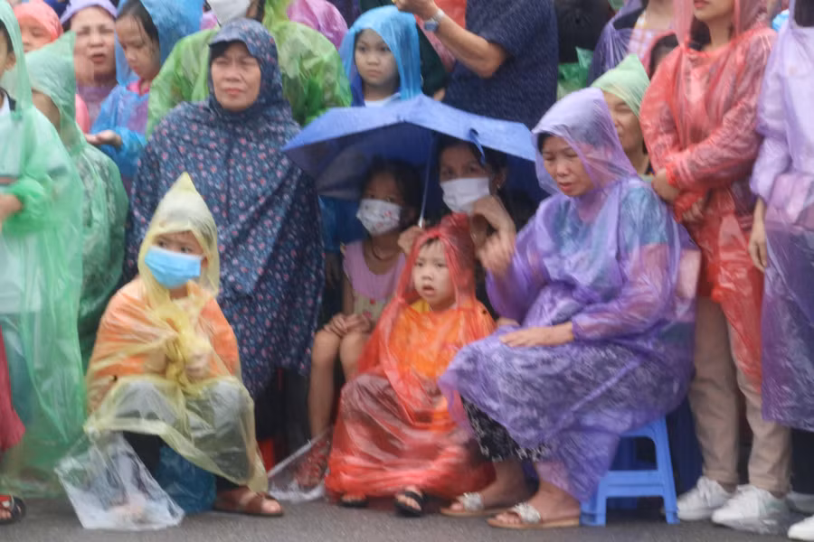 Bà Nguyễn Thị Hoa, phường Quyết Thắng, TP. Sơn La cho biết: "Tôi đưa cháu trai đến xem cuộc thi Olympia từ sáng sớm. Hôm nay thời tiết mưa quá, nên tôi phải mua áo mưa cho 2 bà cháu để cổ vũ cho Anh Đức. Thấy Sơn La mình có 1 thí sinh tham dự tại trận Chung kết Olympia tôi rất tự hào".
