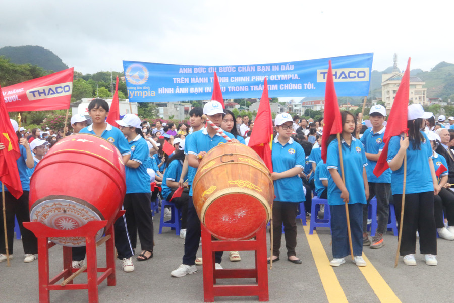 Các em học sinh Trường THPT Chuyên Sơn La đánh trống cổ vũ Anh Đức. Các em học sinh Trường THPT Chuyên Sơn La đánh trống cổ vũ Anh Đức.