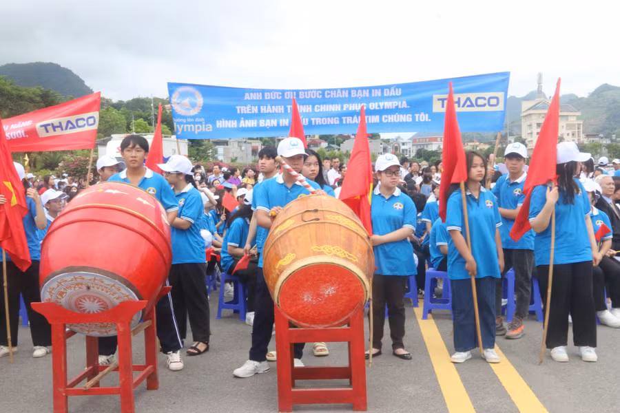 Các em học sinh Trường THPT Chuyên Sơn La đánh trống cổ vũ Anh Đức.