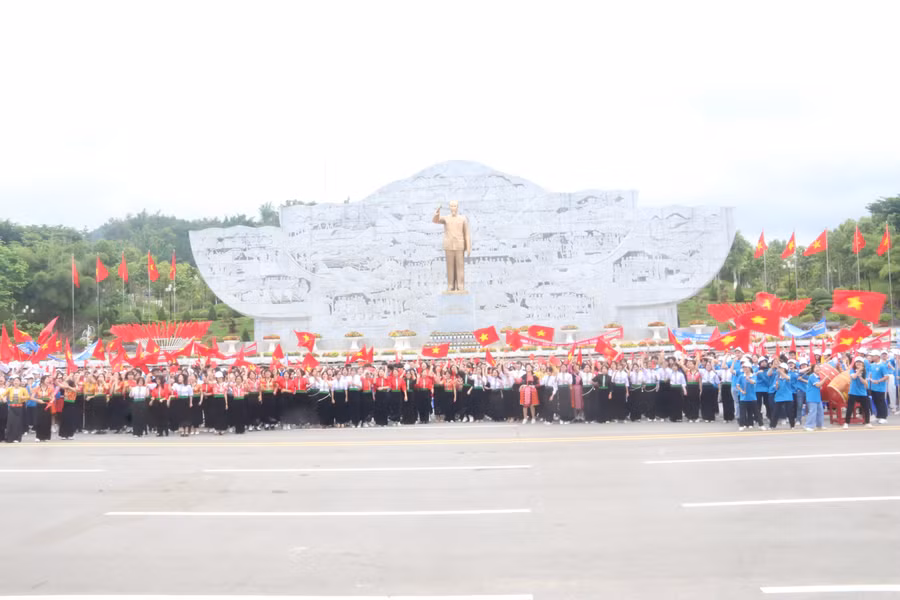  Đông đảo học sinh và người dân đến cổ vũ Bùi Anh Đức tại Quảng trường.