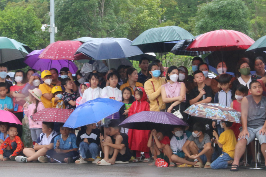 Đông đảo người dân và trẻ nhỏ che ô đứng dưới mưa cổ vũ tại Quảng trường Tây Bắc. Đông đảo người dân và trẻ nhỏ che ô đứng dưới mưa cổ vũ tại Quảng trường Tây Bắc.