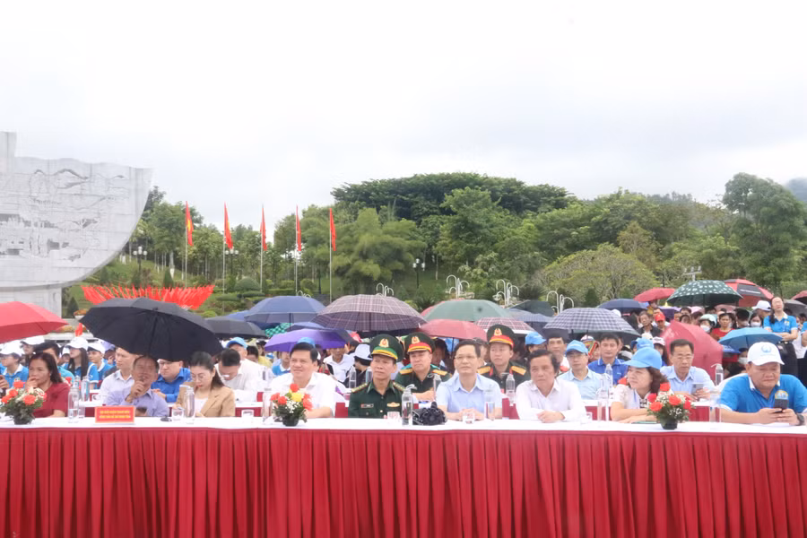 Các đại biểu che ô ngồi giữa mưa cổ vũ em Bùi Anh Đức thi Chung kết Olympia lần thứ 22 tạ Quảng trường.