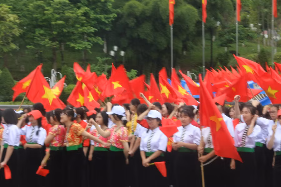 Cờ Tổ quốc phấp phới dưới khán đài cổ vũ Olympia tại điểm cầu truyền hình Sơn La.