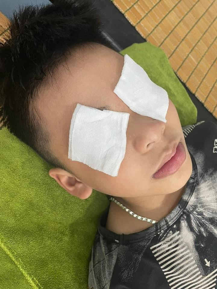 Một học sinh Trường Tiểu học Hải Bối bị đau rát mắt sau khi đến trường.