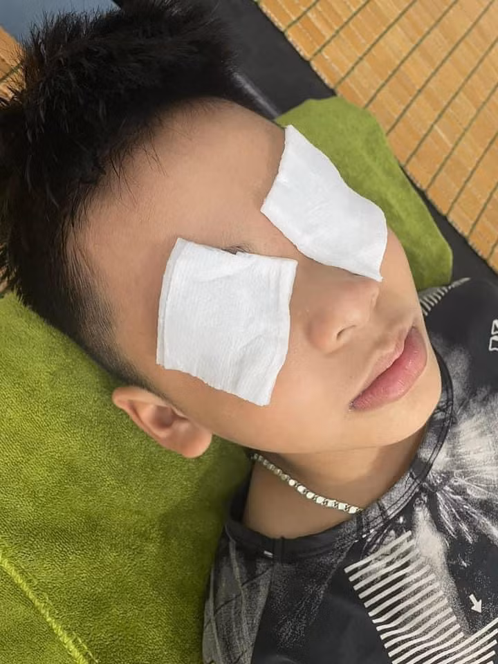 Một học sinh bị đau rát mắt sau khi tới lớp học.