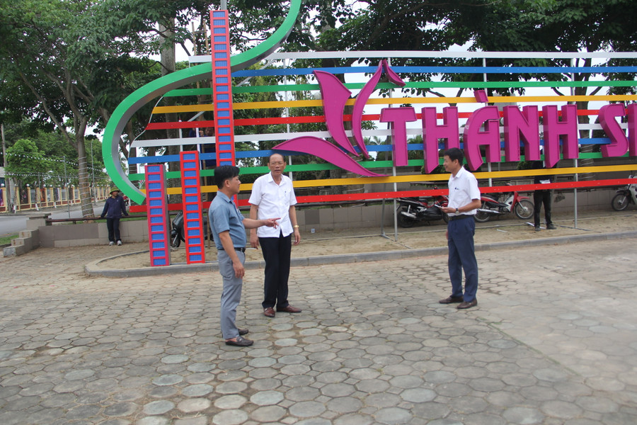 Ông Lê Quang Đức – Phó Chủ tịch UBND Thành phố Hà Tĩnh và ông Dương Đình Phúc – Chủ tịch UBND phường Nguyễn Du trực tiếp đôn đốc, chỉ đạo các đơn vị gấp rút thi công.