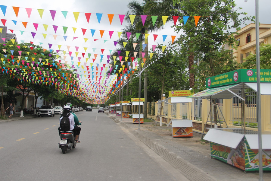 Dọc tuyến đường Đào Tấn và đường Nguyễn Huy Oánh (TP Hà Tĩnh) được trang trí bằng cờ vui, đèn trang trí, hứa hẹn sẽ là điểm đến hấp dẫn cho người dân địa phương và du khách trong dịp khai trương và dịp nghỉ lễ 30/4, 1/5.