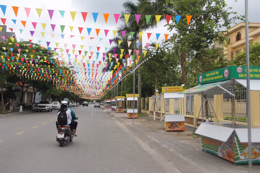 Dọc tuyến đường Đào Tấn và đường Nguyễn Huy Oánh (TP Hà Tĩnh) được trang trí bằng cờ vui, đèn trang trí, hứa hẹn sẽ là điểm đến hấp dẫn cho người dân địa phương và du khách trong dịp khai trương và dịp nghỉ lễ 30/4, 1/5.