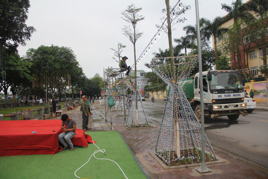 Khoảng một tuần nay, các đơn vị thi công gấp rút đẩy nhanh tiến độ các hạng mục chuẩn bị cho lễ khai trương khu phố chuyên doanh ẩm thực Nguyễn Du (TP Hà Tĩnh).