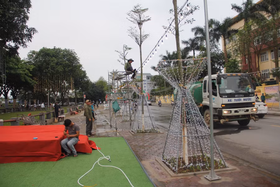 Khoảng một tuần nay, các đơn vị thi công gấp rút đẩy nhanh tiến độ các hạng mục chuẩn bị cho lễ khai trương khu phố chuyên doanh ẩm thực Nguyễn Du (TP Hà Tĩnh).