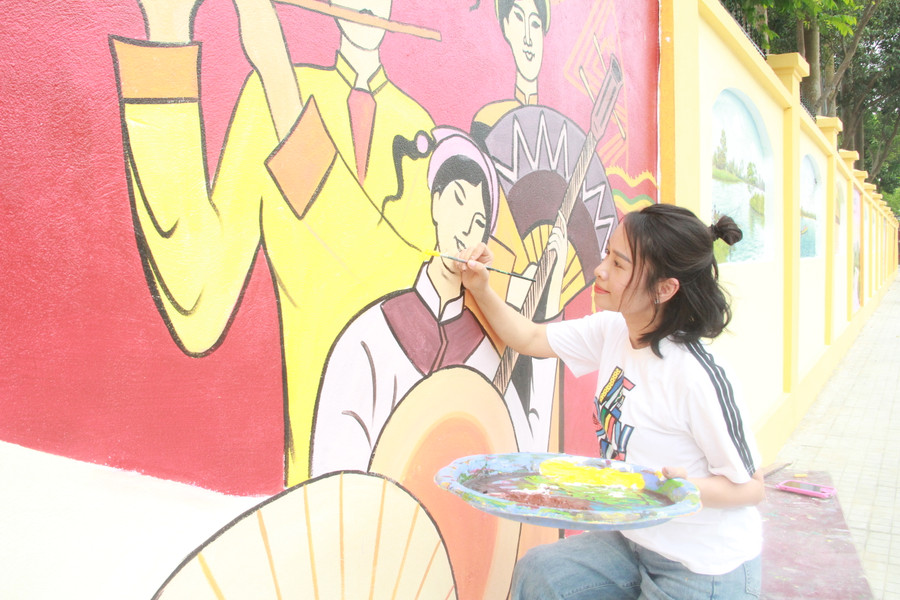 Cô giáo Nguyễn Thị Thu Hà – người trực tiếp vẽ tranh tường cho biết: “Bên cạnh yêu cầu phải đảm bảo tính thẩm mỹ thì các bức hội họa còn phải gắn với quảng bá hình ảnh, văn hóa, con người Thành Sen xưa và nay. Ngoài ra đây sẽ là góc “sống ảo” lý tưởng cho giới trẻ khi đến tham quan, chụp ảnh”.