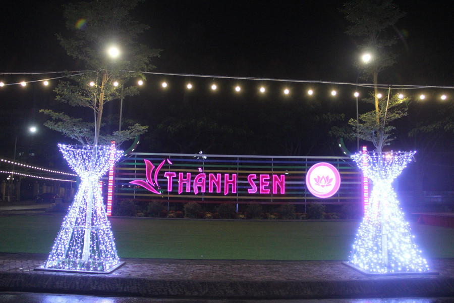 Khu vực sân khấu đã sẵn sàng cho đêm khai trương.