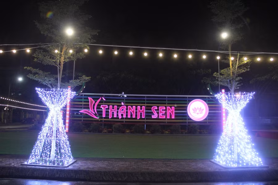 Khu vực sân khấu đã sẵn sàng cho đêm khai trương.