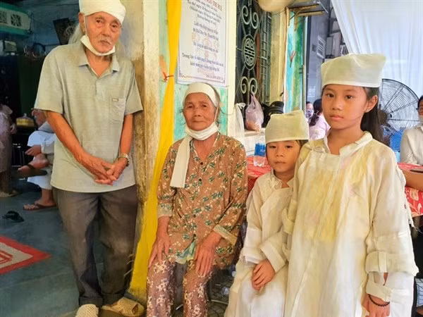 Ánh mắt ngây thơ của những đứa trẻ giờ chỉ còn biết bấu víu vào ông bà thường xuyên đau ốm.