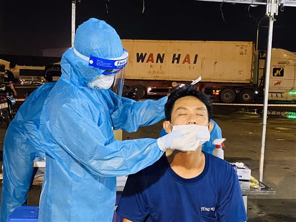 Người dân không nên chủ quan dù tự xét nghiệm cho kết quả âm tính.