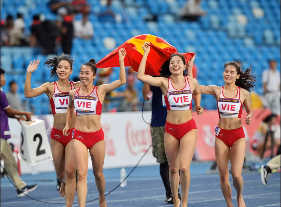 Nguyễn Thị Huyền (thứ 2 từ phải sang) chia tay đội tuyển quốc gia. Ảnh: INT