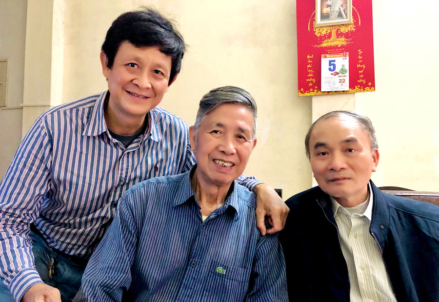 Tác giả (trái) cùng đồng đội năm xưa đến thăm ông Sơn (giữa). Ảnh: NVCC Tác giả (trái) cùng đồng đội năm xưa đến thăm ông Sơn (giữa). Ảnh: NVCC