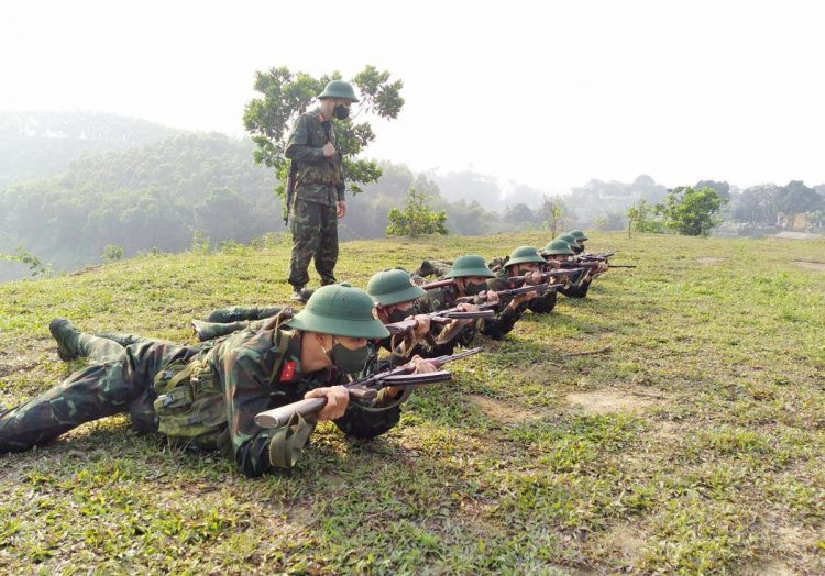 Huấn luyện chiến sĩ mới. Ảnh: Vũ Hải