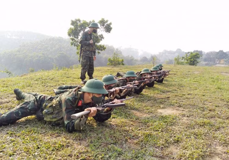 Huấn luyện chiến sĩ mới. Ảnh: Vũ Hải