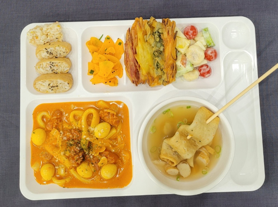 Bữa trưa của học sinh Hàn Quốc.