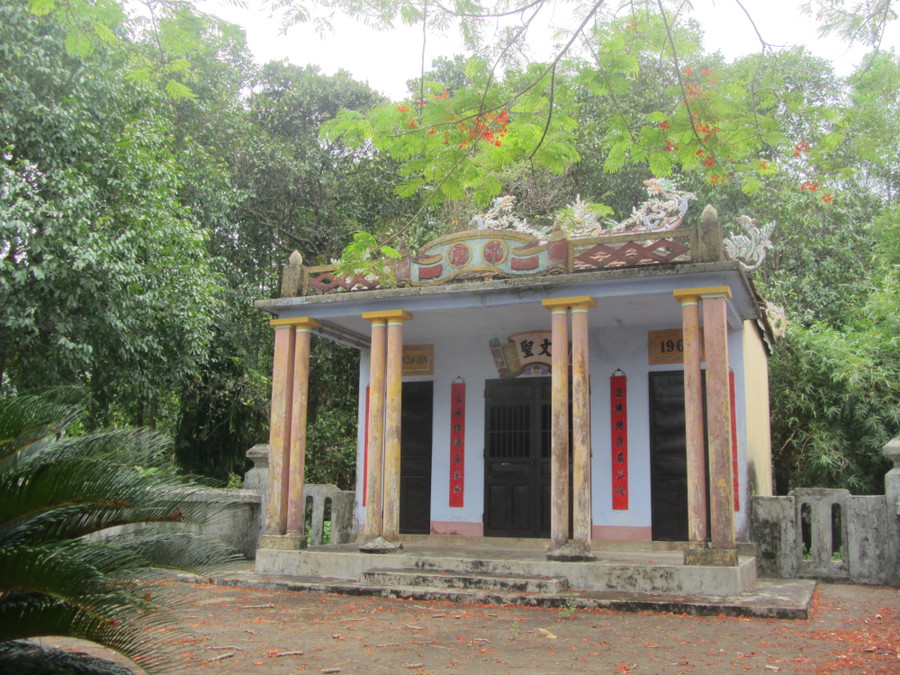 Miếu thờ ngài Khổng Tử ở làng cổ Phước Tích – hễ có con dân trong làng thi đỗ đạt cao đều đến đây dâng hương, đảnh lễ.