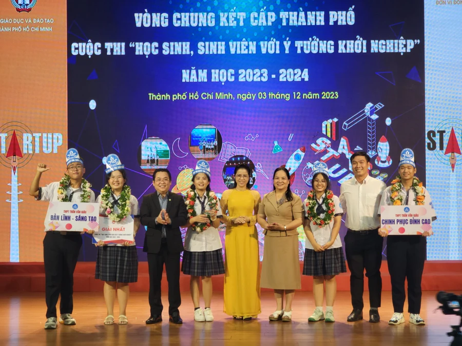 Nhóm học sinh Trường THPT Trần Văn Giàu đạt giải Nhất cuộc thi 'Học sinh, sinh viên với ý tưởng khởi nghiệp'. 