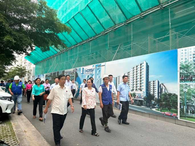 Đoàn công tác của HĐND TPHCM khảo sát việc thực dự án nhà ở xã hội tại khu dân cư Nguyên Sơn (huyện Bình Chánh, TPHCM) tháng 9/2023. (Ảnh: NLĐ)