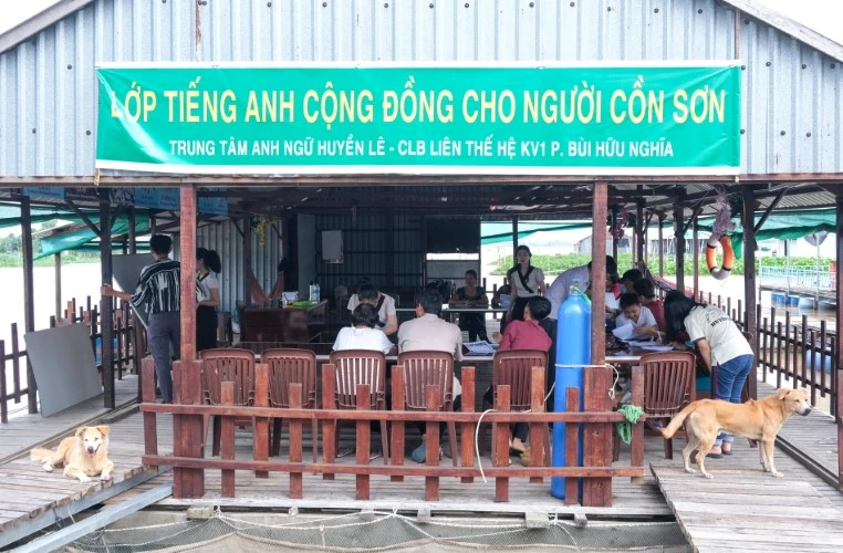 Lớp học tiếng Anh trên bè nổi tại Cồn Sơn.