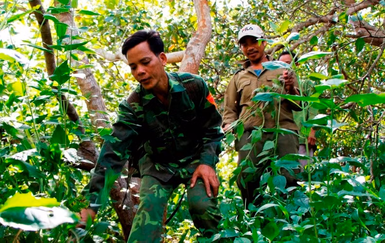 Katơr Kinh và các thành viên Tổ bảo vệ rừng thôn Hạnh Rạc trong buổi tuần tra rừng. Ảnh: Duy Quan
