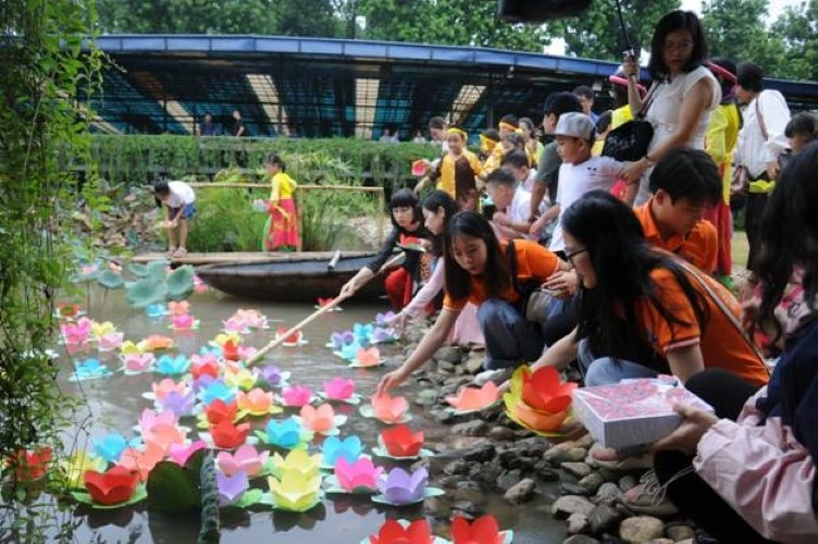 Học sinh tham gia hoạt động trải nghiệm khi tham quan di sản văn hóa thế giới – Hoàng thành Thăng Long. Ảnh: BQL