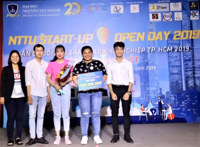 Nhờ sự quan tâm của nhà trường, sinh viên Trường ĐH Nguyễn Tất Thành đã giành giải Nhất Cuộc thi Ý tưởng khởi nghiệp sáng tạo 2019.