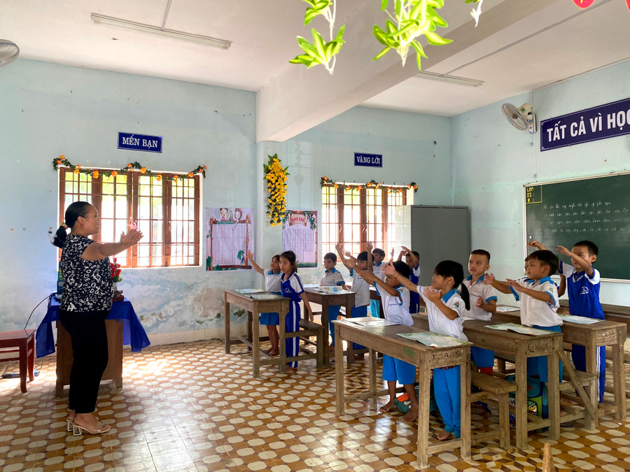 Tiết Âm nhạc tại điểm trường thôn 2, Trường PTDTBT Tiểu học và THCS Trà Ka. Ảnh: Hoàng Vinh