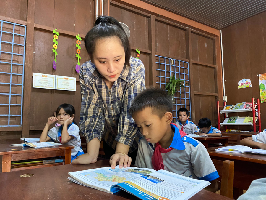 Cô Nguyễn Thị Trúc viết đơn tình nguyện lên miền núi giảng dạy khi đang mang thai. Ảnh: Hoàng Vinh