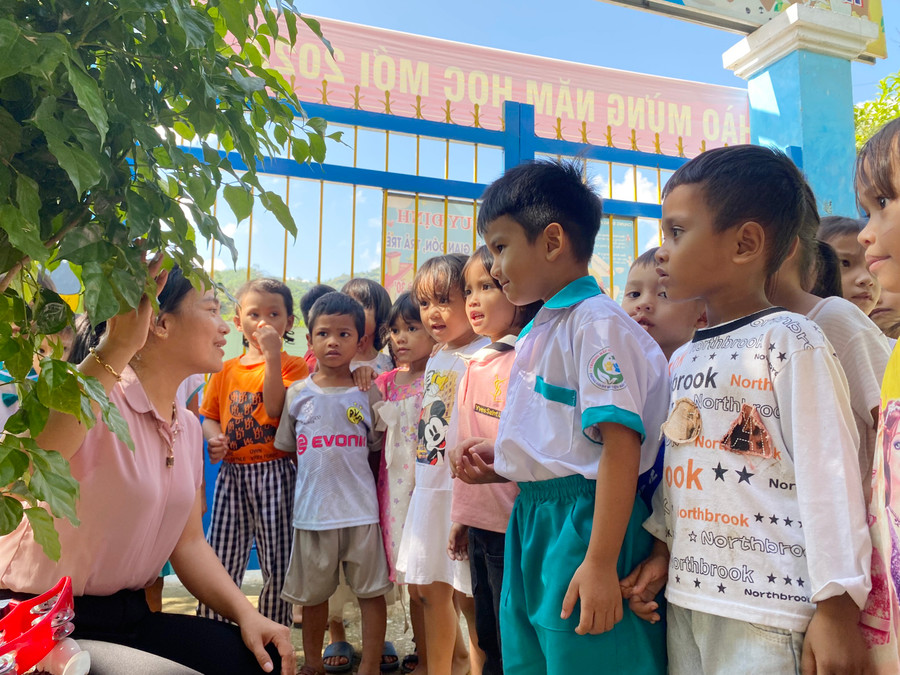 Cô giáo Đỗ Thị Bích Đào trong tiết dạy nhận biết về các bộ phận cây xanh cho trẻ. Ảnh: Hoàng Vinh