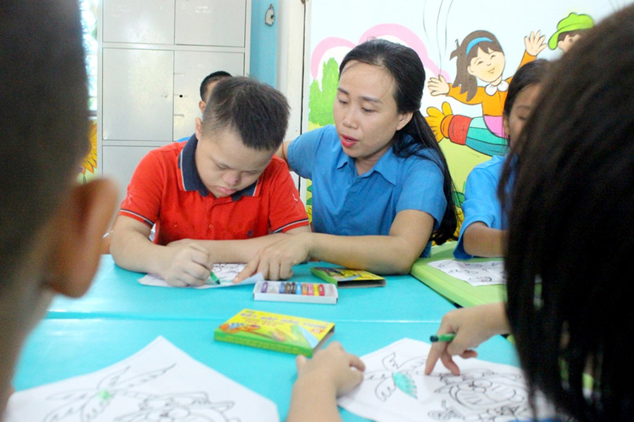 Mỗi học sinh trong lớp có một giáo án riêng biệt. Ảnh: Hồ Phương