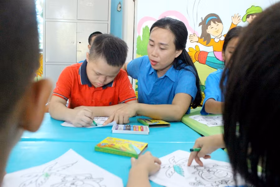 Mỗi học sinh trong lớp có một giáo án riêng biệt. Ảnh: Hồ Phương