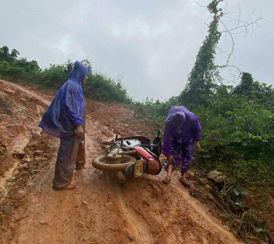 Đường lầy lội, trơn trượt khiến nhiều giáo viên bị ngã trên đường đến trường. Ảnh: NTCC
