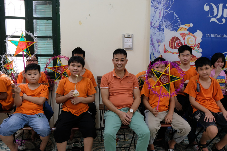 Thầy Đỗ Thanh Sơn (giữa) đón Trung thu cùng học sinh Trường PTCS Dân lập dạy trẻ câm điếc Hà Nội. Ảnh: TG Thầy Đỗ Thanh Sơn (giữa) đón Trung thu cùng học sinh Trường PTCS Dân lập dạy trẻ câm điếc Hà Nội. Ảnh: TG