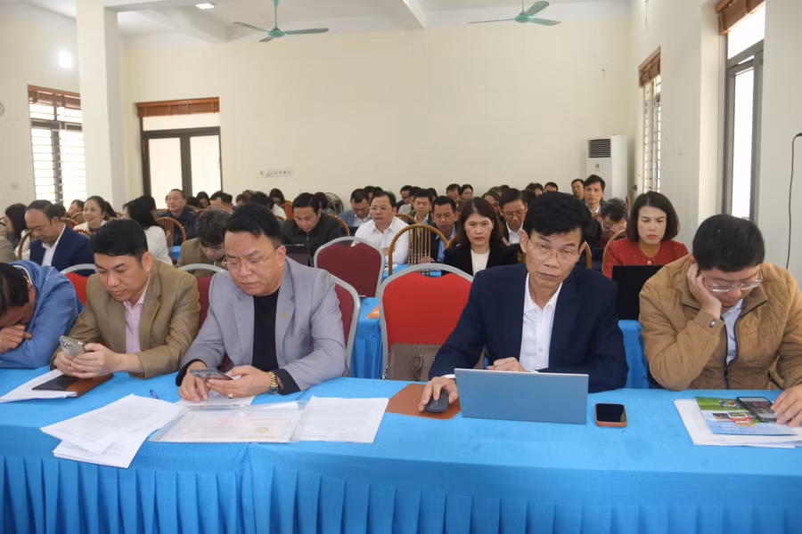 Hiệu trưởng các trường học trên địa bàn tỉnh tới dự hội nghị.