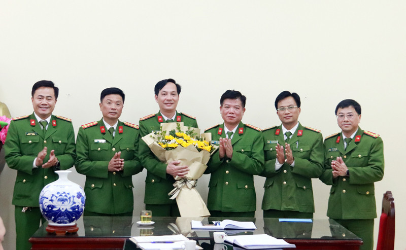 Ban Giám đốc Công an tỉnh Sơn La khen thưởng Ban Chuyên án. Ban Giám đốc Công an tỉnh Sơn La khen thưởng Ban Chuyên án.