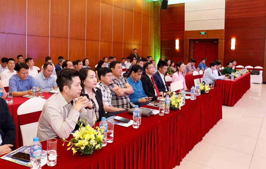 Các đại biểu dự lễ ký kết thoả thuận. Các đại biểu dự lễ ký kết thoả thuận.