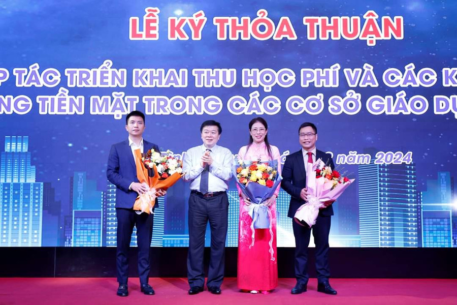 Ông Nguyễn Văn Chương, Phó Chủ tịch UBND tỉnh Hoà Bình (người thứ 2 từ trái sang) tặng hoa chúc mừng 3 đơn vị ký kết hợp tác. Ông Nguyễn Văn Chương, Phó Chủ tịch UBND tỉnh Hoà Bình (người thứ 2 từ trái sang) tặng hoa chúc mừng 3 đơn vị ký kết hợp tác.